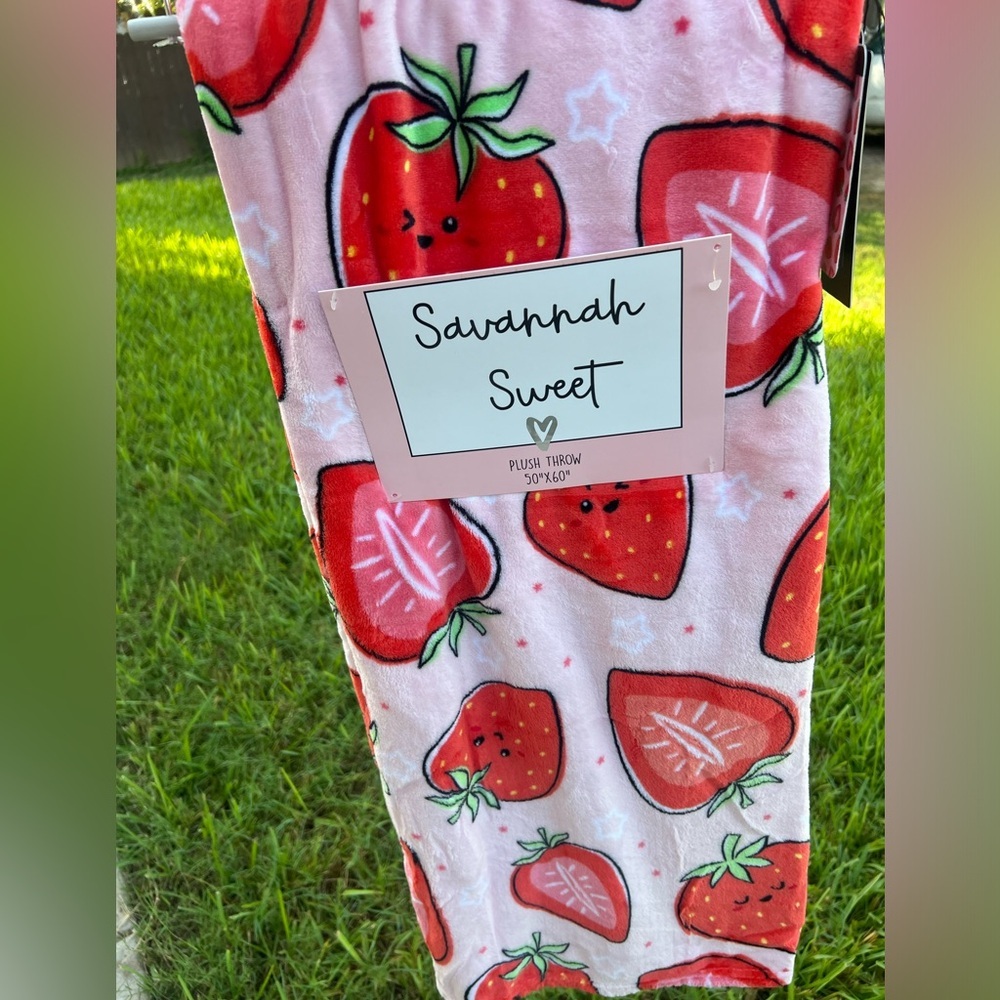 Pink strawberries throw blanket
